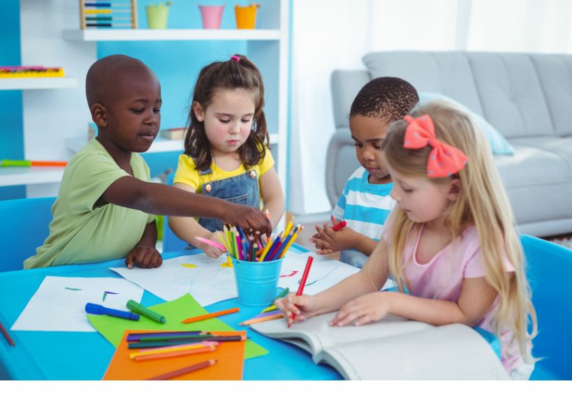 Enfants qui bricolent
