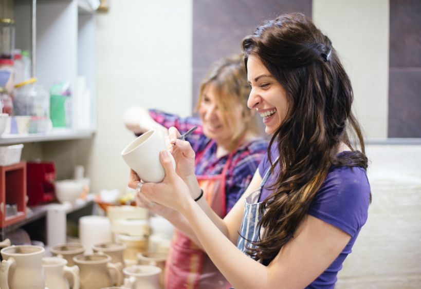 Personnes peignant de la poterie