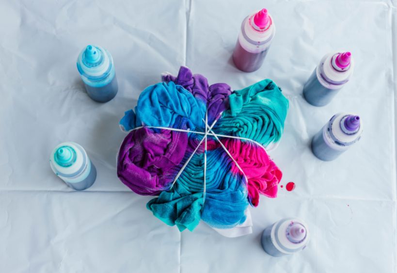 Peinture et tissus pour tie-dye
