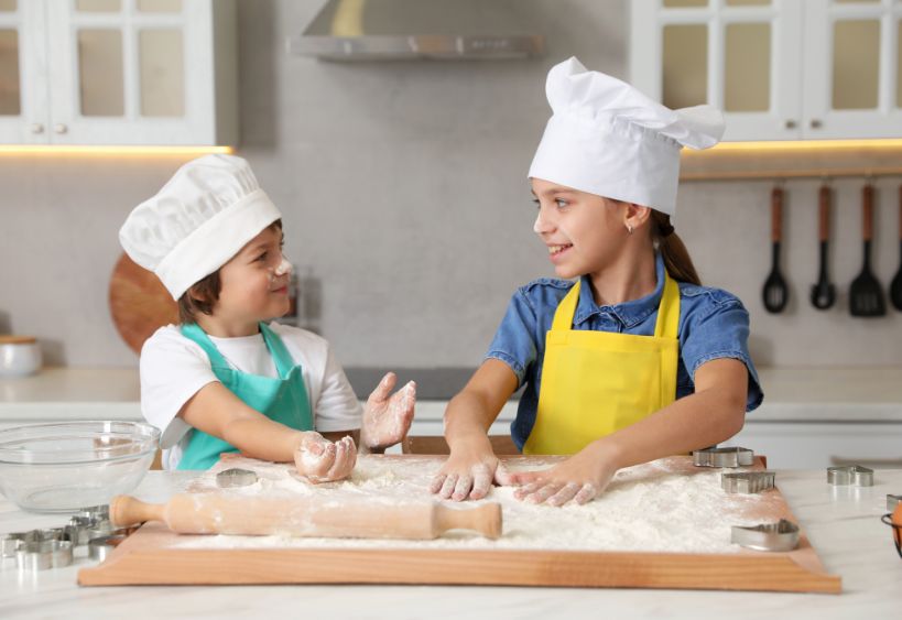 Enfants qui cuisinent 