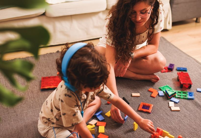 Adolescente jouant avec un enfant