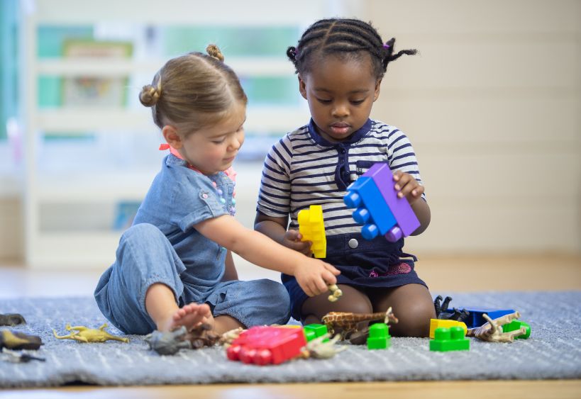 Tout-Petits jouant ensemble