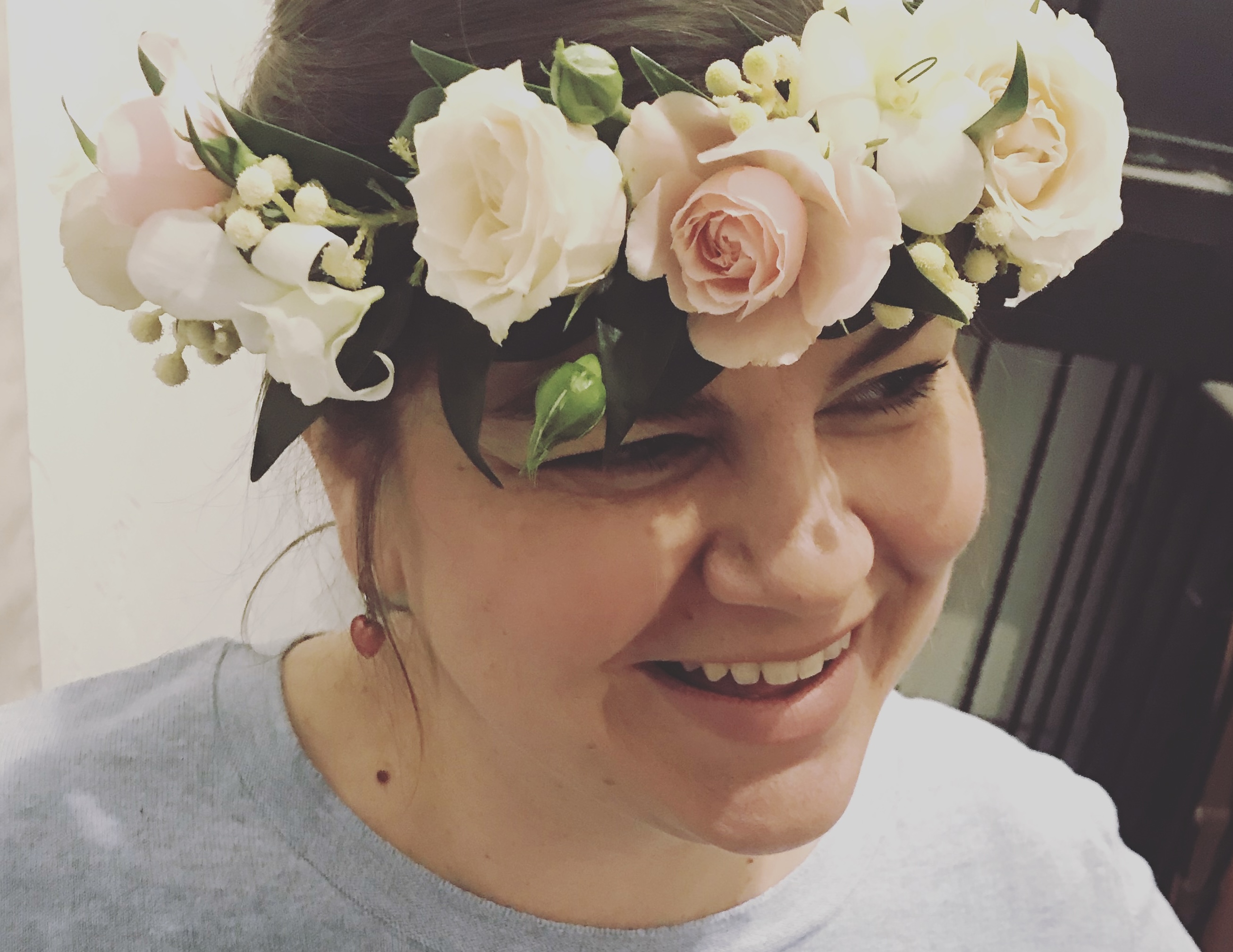 une femme portant une couronne de fleurs