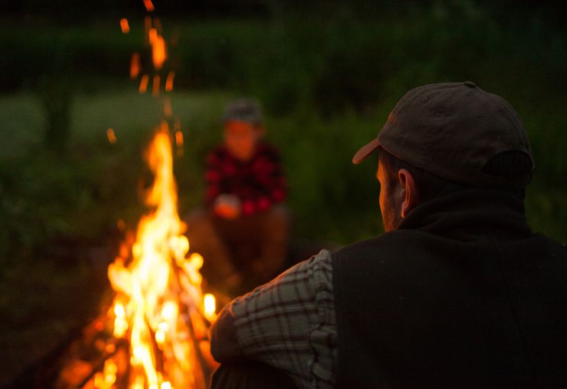 dos d'un homme regardant le feu