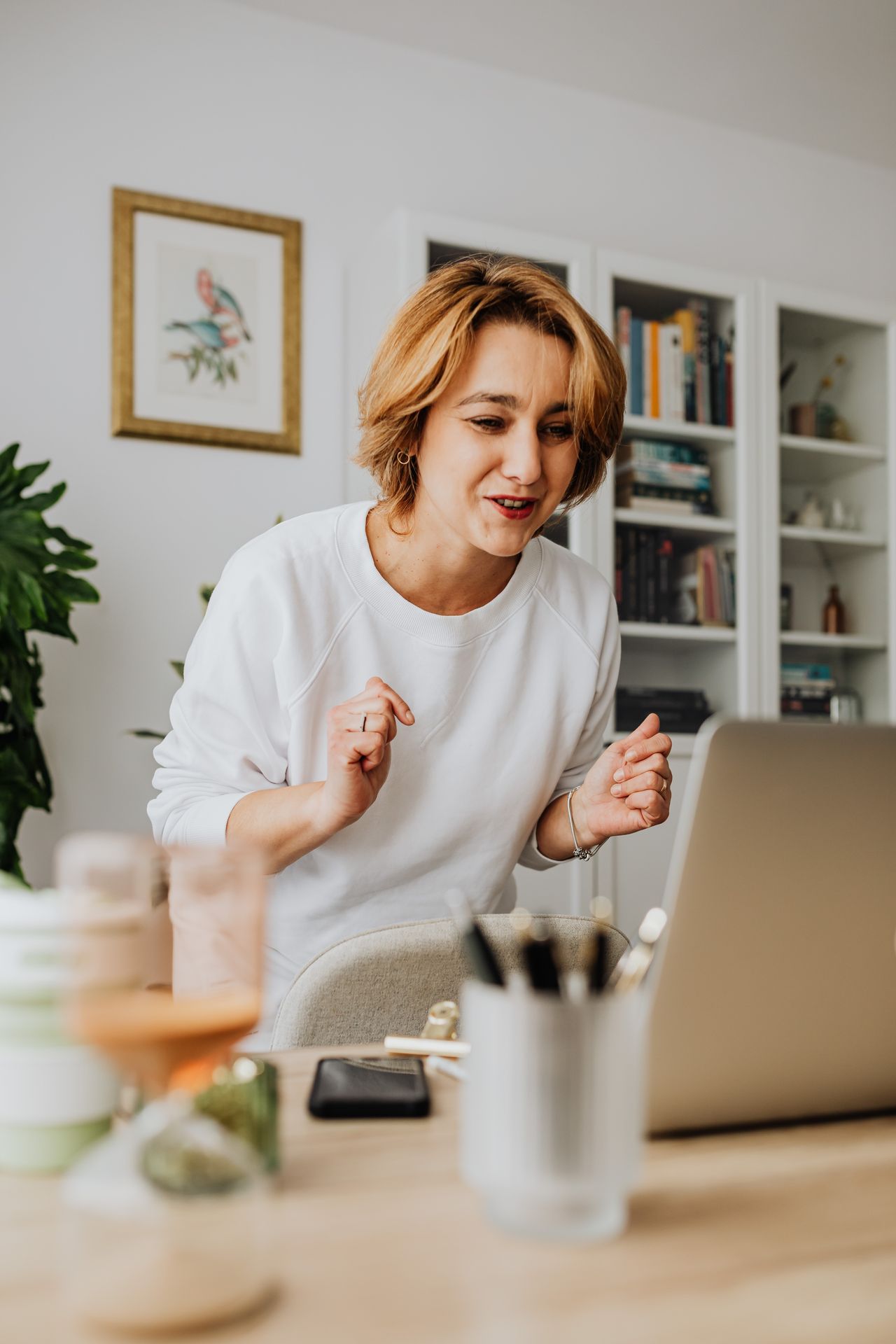Une personne parle à un ordinateur portable