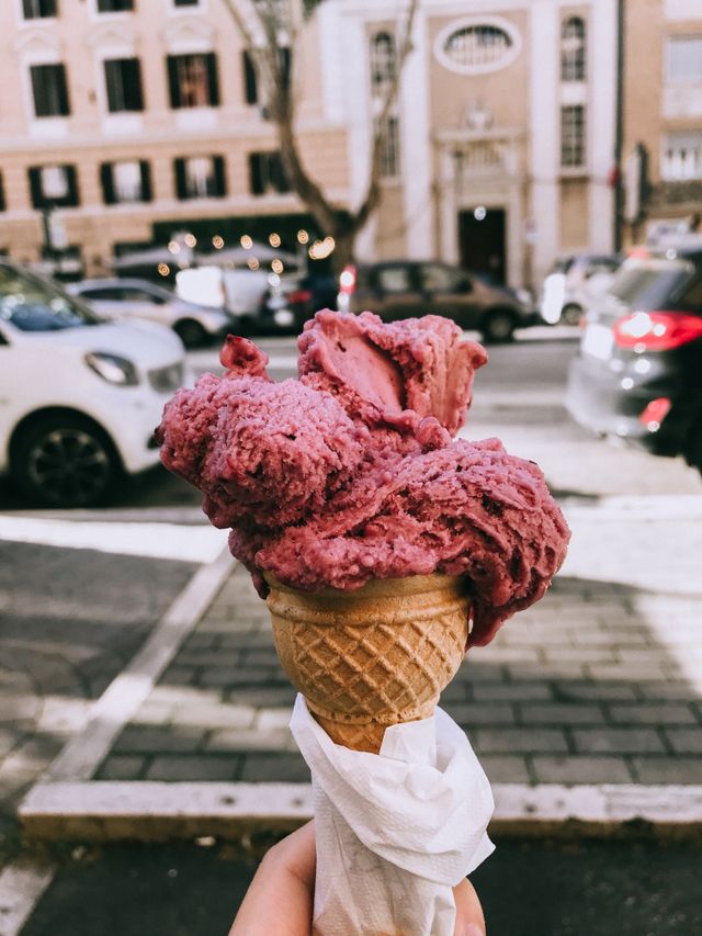 Gros plan sur un cornet de glace rose pris en photo à l'extérieur