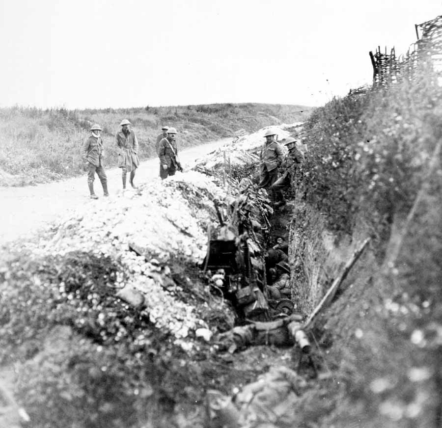 1916 Des soldats terre-neuvois le long d'une route regardant dans une tranchée