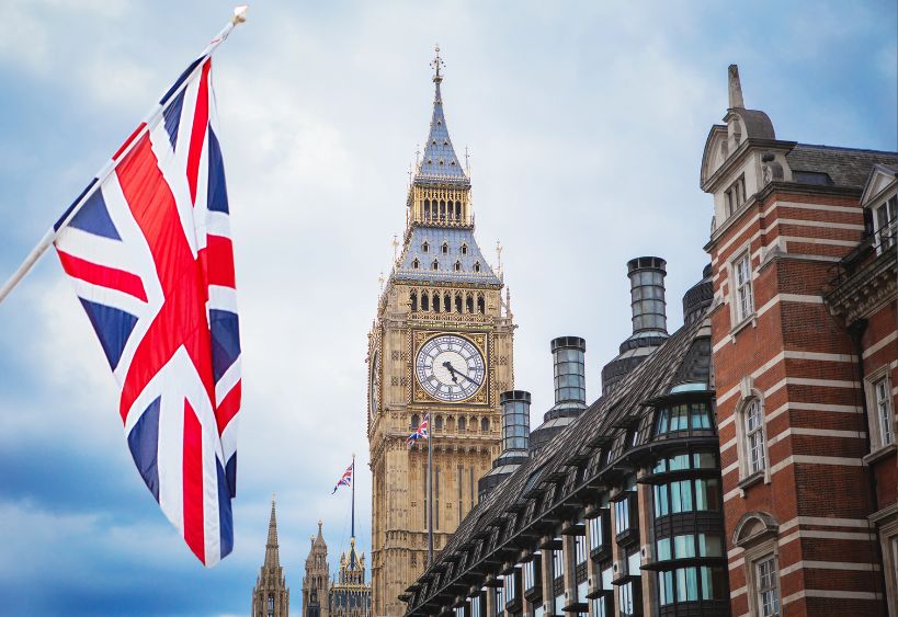 Le Big Ben à Londres et le drapeau du Royaume-Uni.