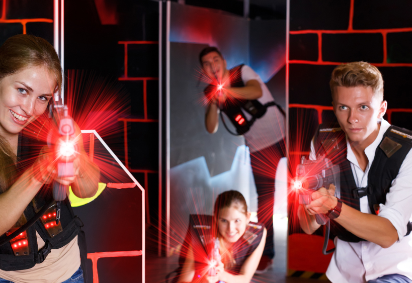 personnes jouant au laser tag