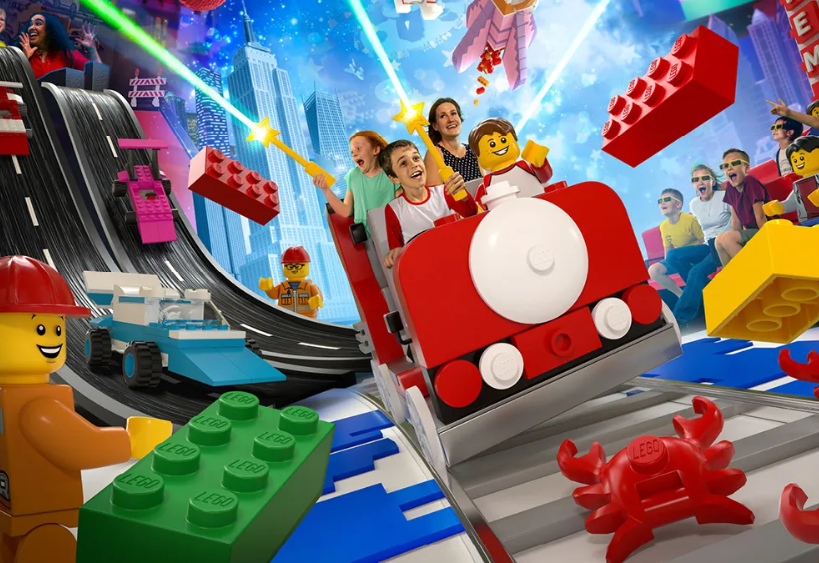 Des enfants qui font un tour dans un wagon en Lego.