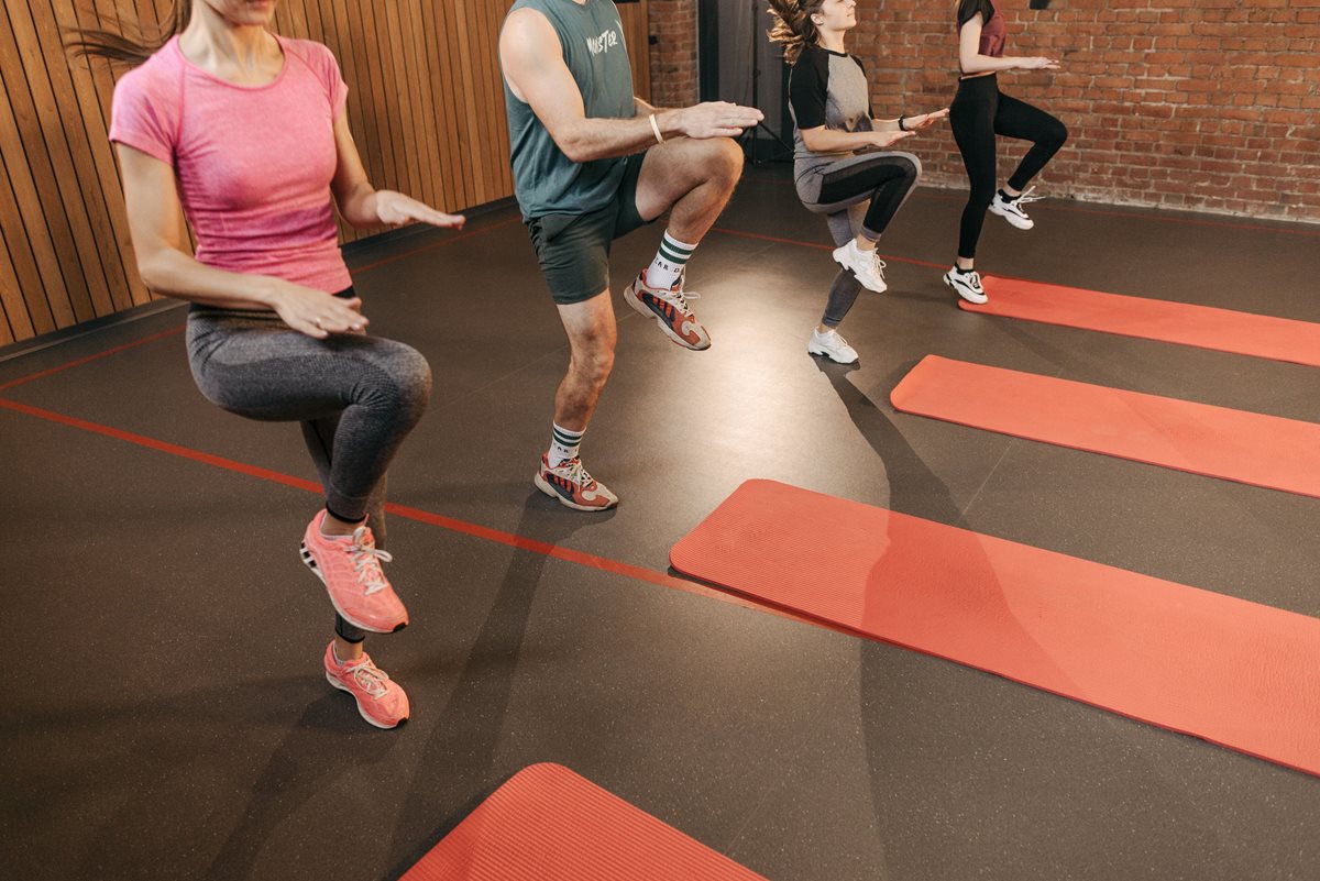 Personnes participant à un entraînement HIIT en groupe