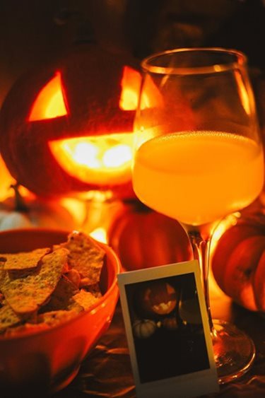 Citrouille-lanterne avec croustilles, boisson et photo
