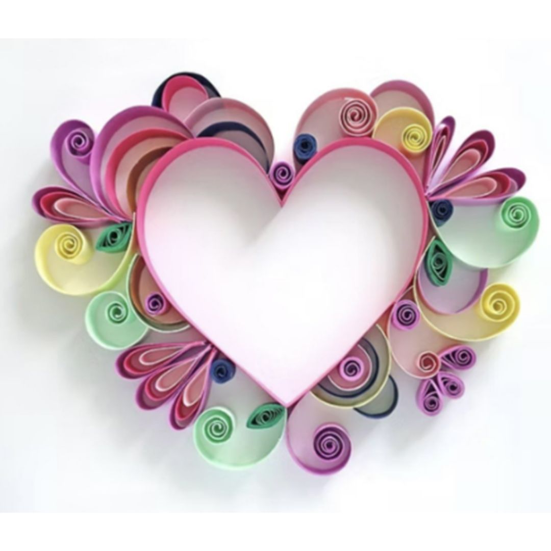 cœur en papier multicolore réalisé en quilling