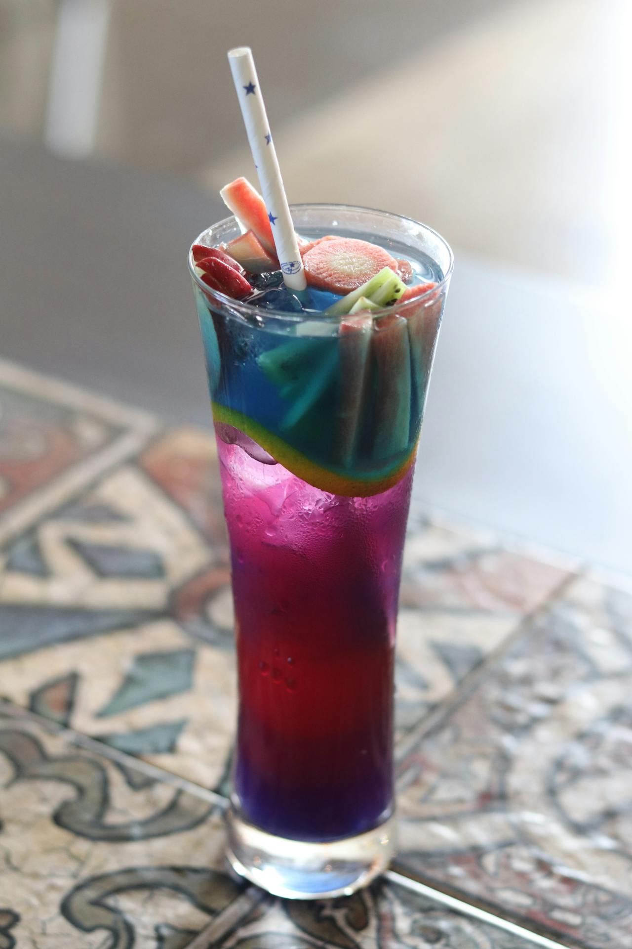 Un mocktail avec une paille