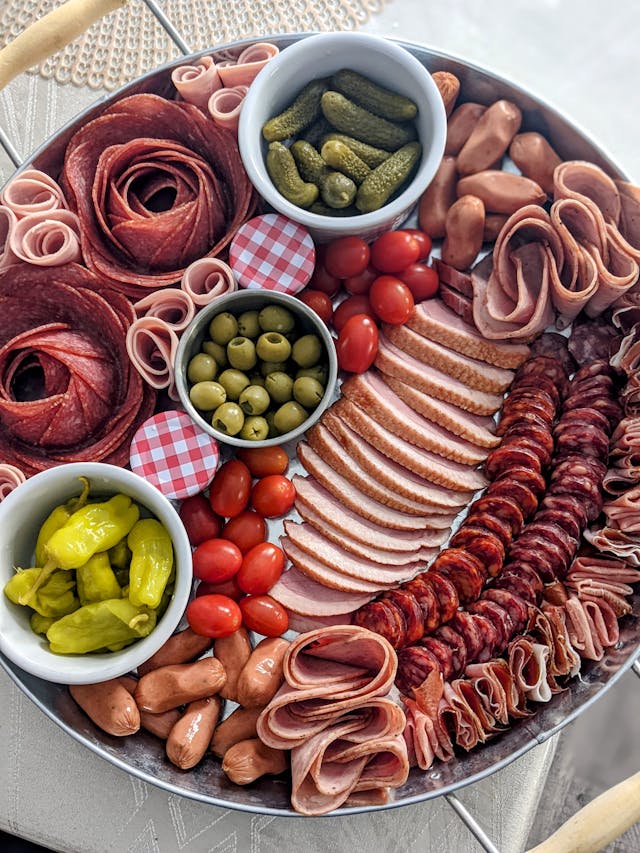 Un plateau de charcuteries et de saucisses