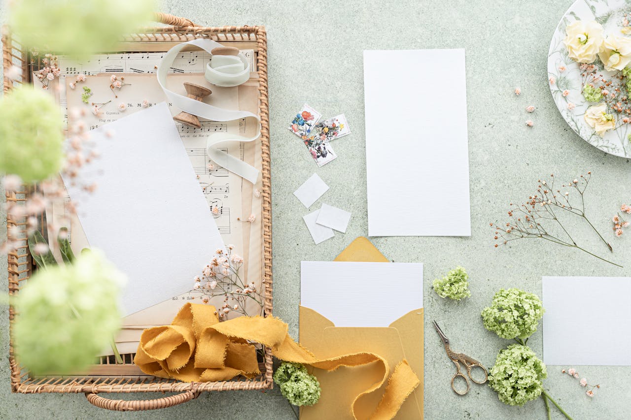 Papier d’imprimante blanc sur papier brun