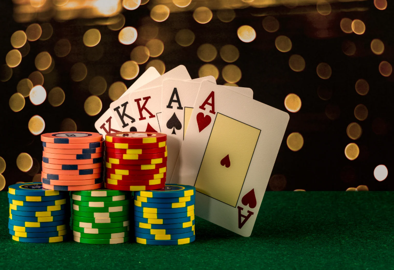 Jouer aux cartes avec des piles de jetons de poker