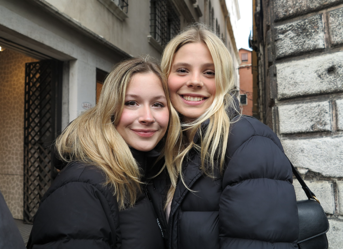 Deux filles dans une étreinte latérale 