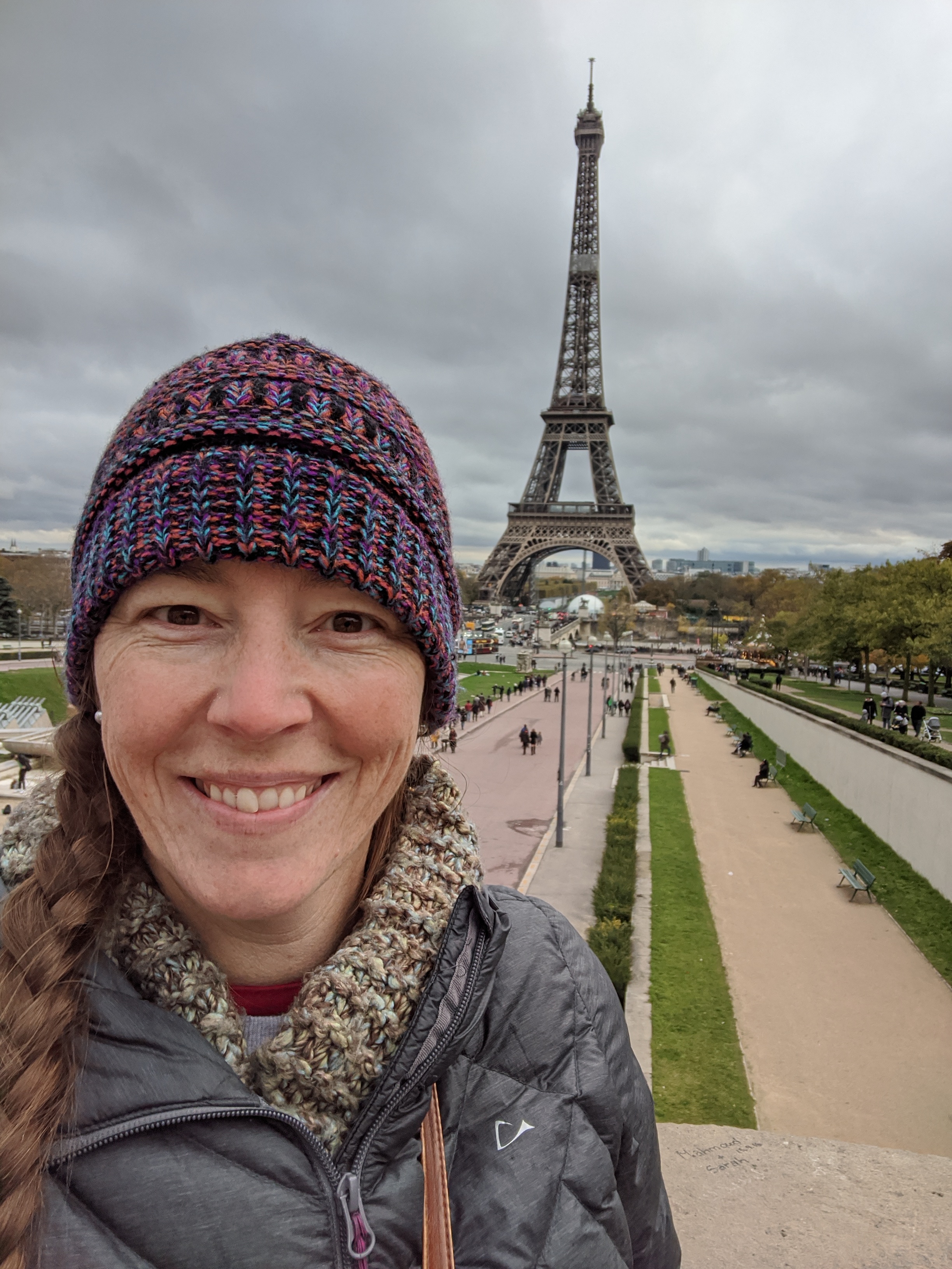 l'auteure Kristy Fallon devant la Tour Eiffel