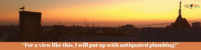 Vue du coucher de soleil sur Riga. Texte en anglais : Pour une vue comme celle-ci, je suis prêt à supporter une plomberie désuète!