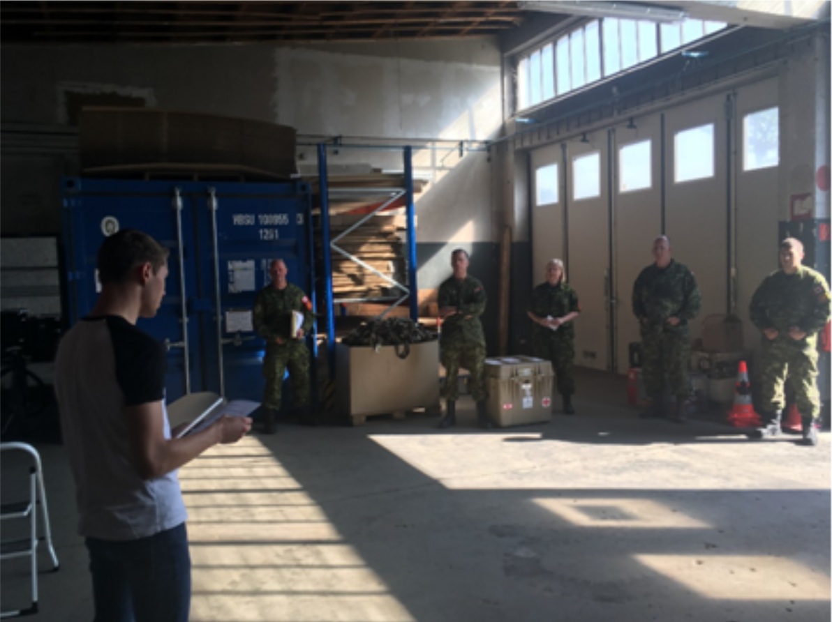 Sean May, enseigne aux membres de la CSO(E) l’utilisation sécuritaire d’une échelle lors d'un briefing hebdomadaire sur la sécurité.