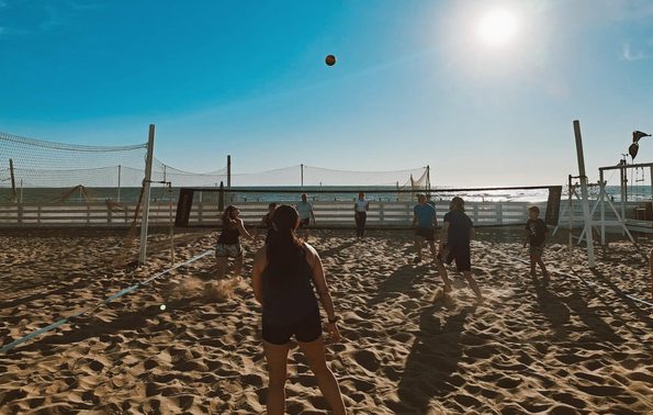 des gens qui jouent au volley-ball sur une plage