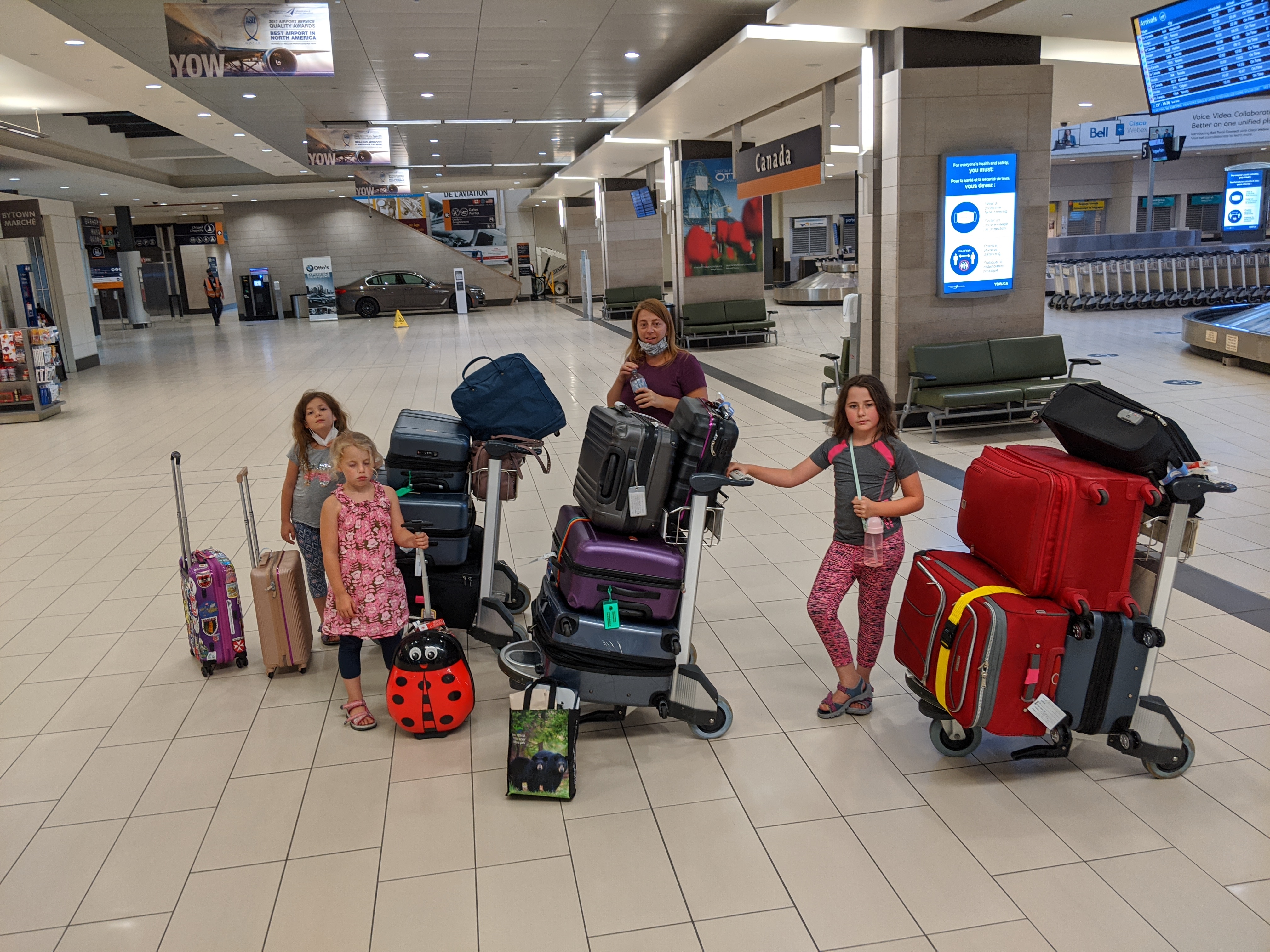 des enfants à l'aéroport avec des valises
