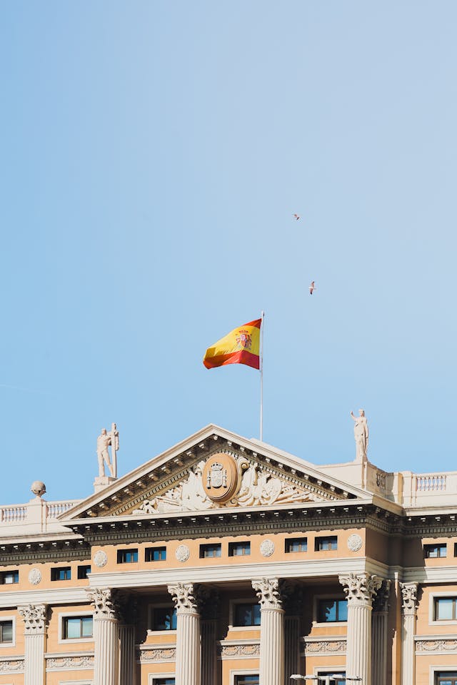 Le drapeau espagnol flotte au-dessus d'un bâtiment historique de Barcelone