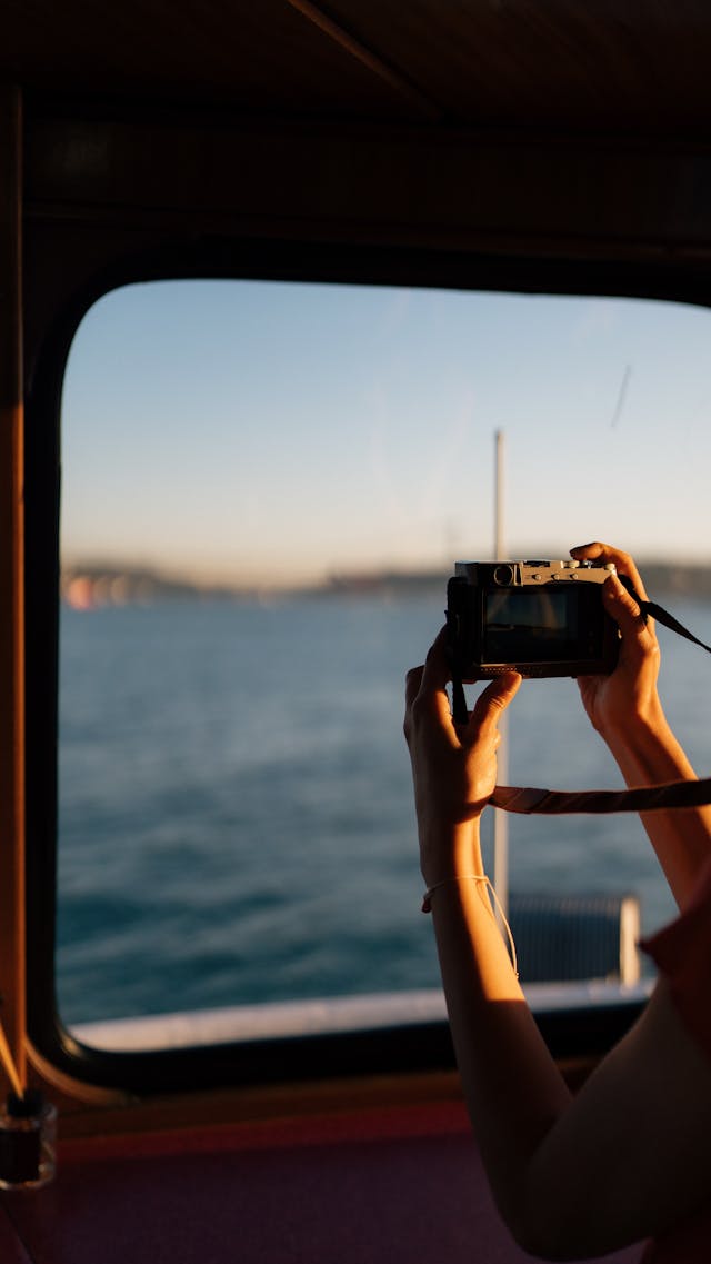 Un photographe prend des photos depuis le ferry