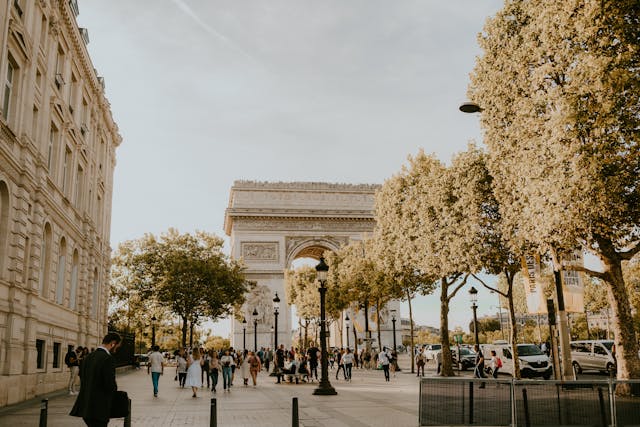 Une soirée animée à l'Arc de Triomphe, à Paris