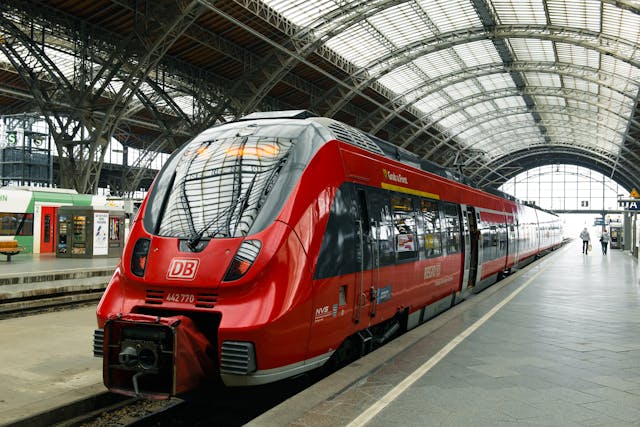 Un train moderne à la gare centrale de Leipzig, en Allemagne