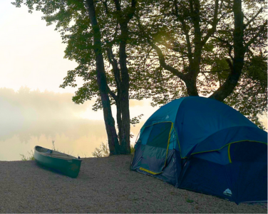 Tente et canoë sur un emplacement de camping