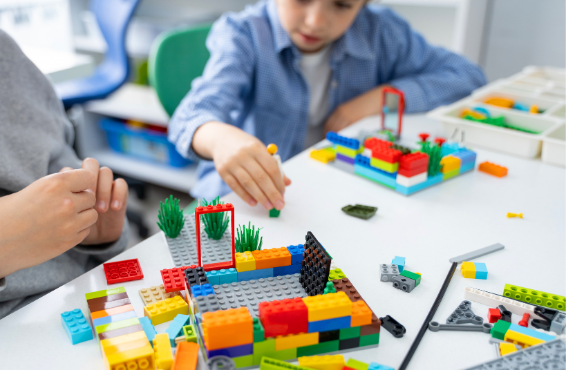 Enfants jouant avec des blocs Lego