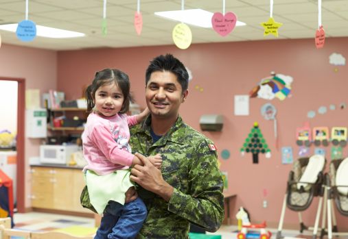 père en uniforme et enfant