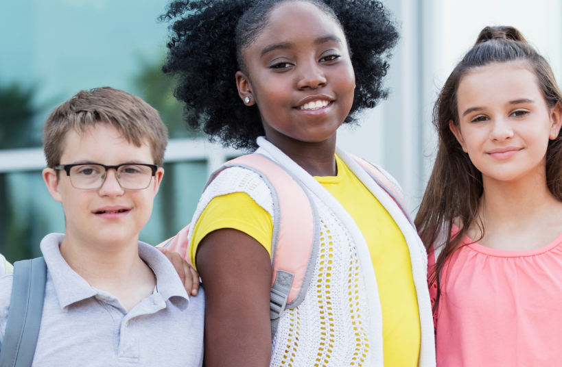 Les jeunes se serrent les coudes