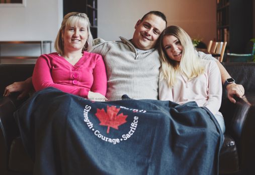 famille assise sur le canapé