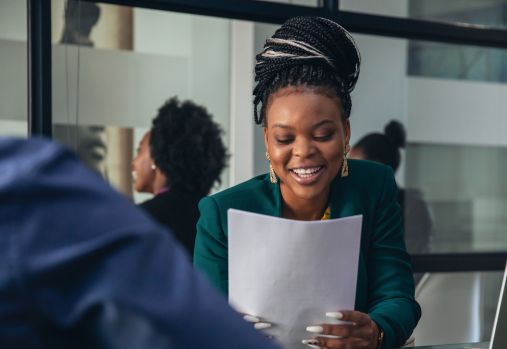 femme lisant un curriculum vitae