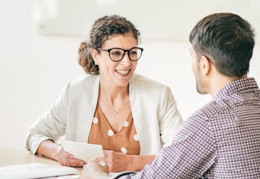 femme parlant à un homme