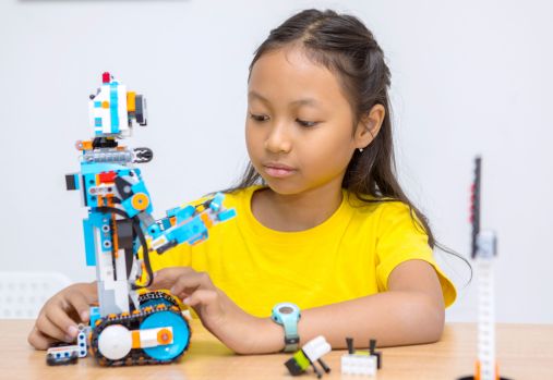 enfant utilisant des blocs lego 