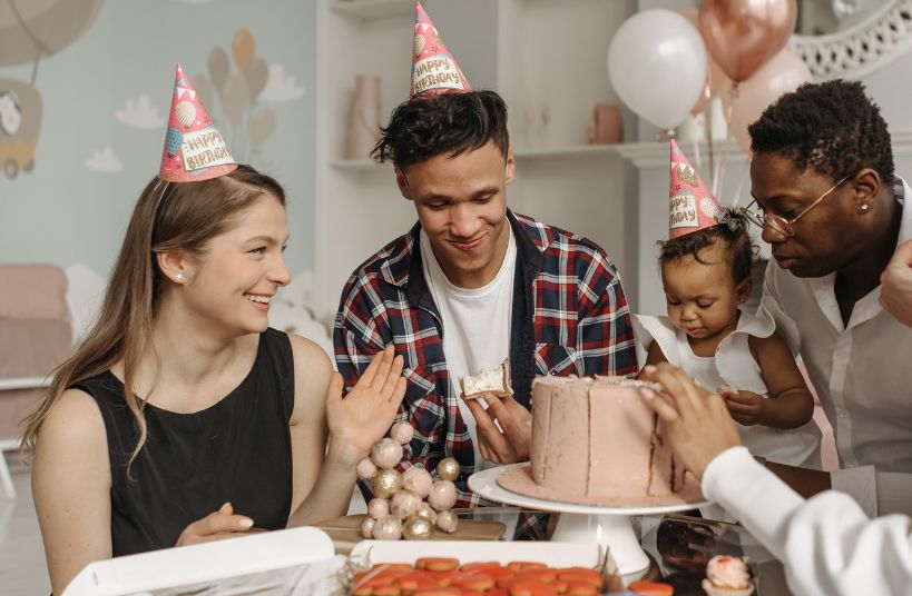 personnes à une fête d'anniversaire