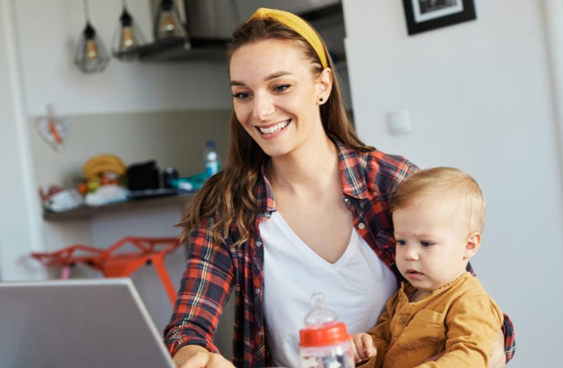 femme avec enfant utilisant un ordinateur