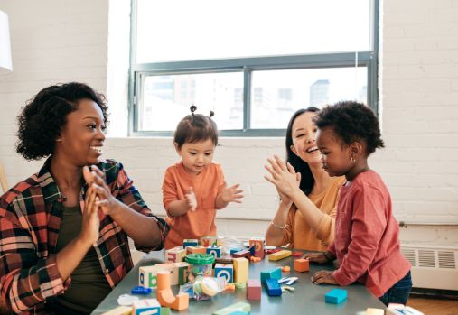 mères et enfants jouant