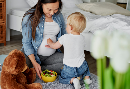 mère et enfants jouant