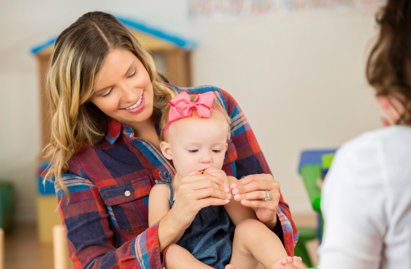 mère et enfant utilisant la langue des signes