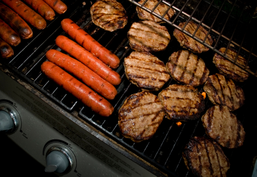 Hot-dogs et hamburgers au barbecue