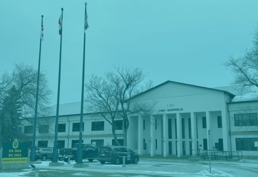 Quartier général de la base CFB Shilo avec un filtre bleu sarcelle