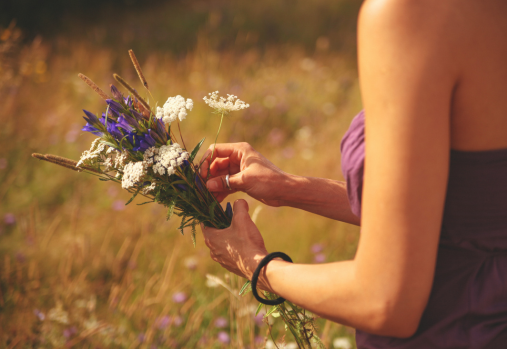Une femme tenant des fleurs sauvages