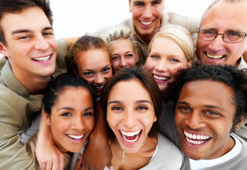 un groupe d'adultes qui sourient à la caméra
