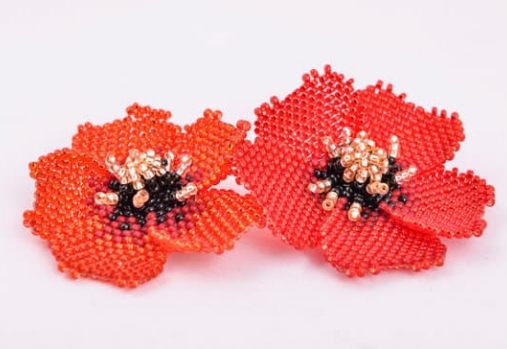 2 coquelicots réalisés à partir de minuscules perles