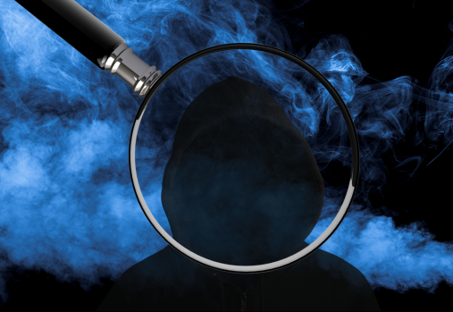 Fond bleu fumé avec, au centre, la silhouette d’un personnage encapuchonné tenant une loupe 